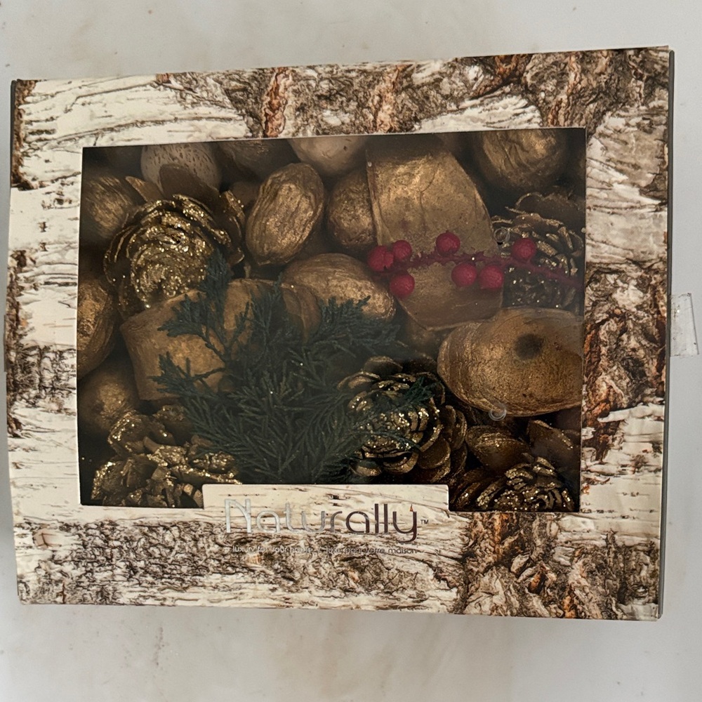 Gold Holiday Potpourri Set. New In Box.